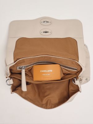 4. Damenhandtasche Postina Daily S aus genarbtem Leder White Carnaroli