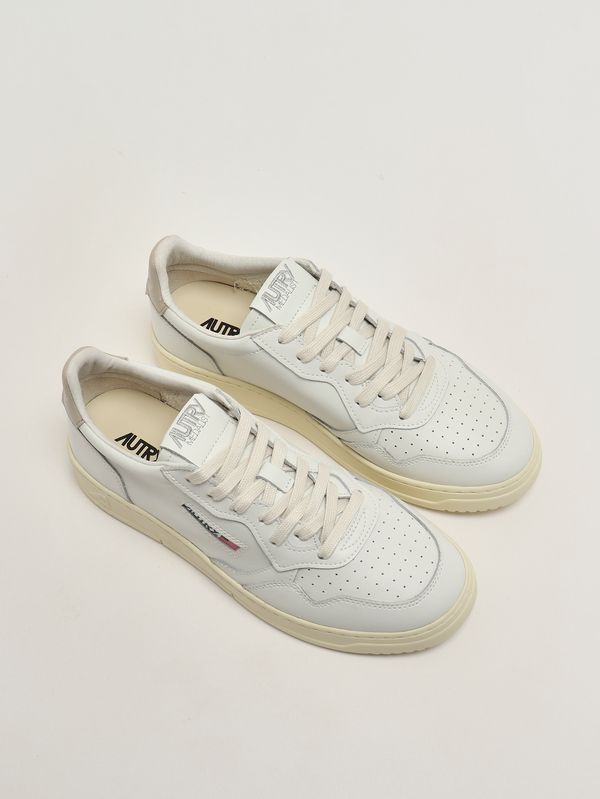 2. Sneakers uomo Medalist Low in pelle Bianco-Beige Autry aulmll27