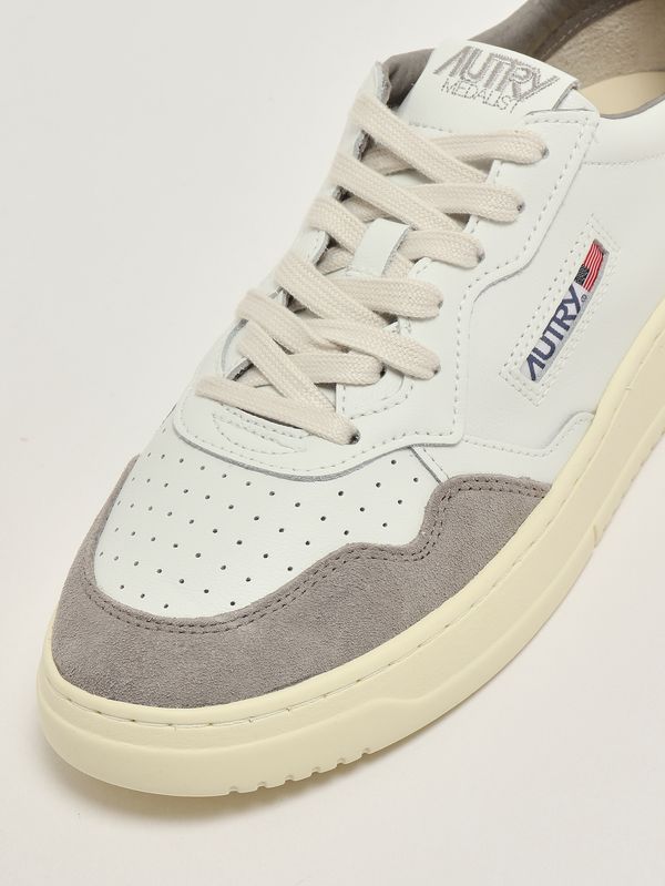 5. Sneakers uomo Medalist Low in pelle liscia e suede Bianco-Cemento Autry aulmft15