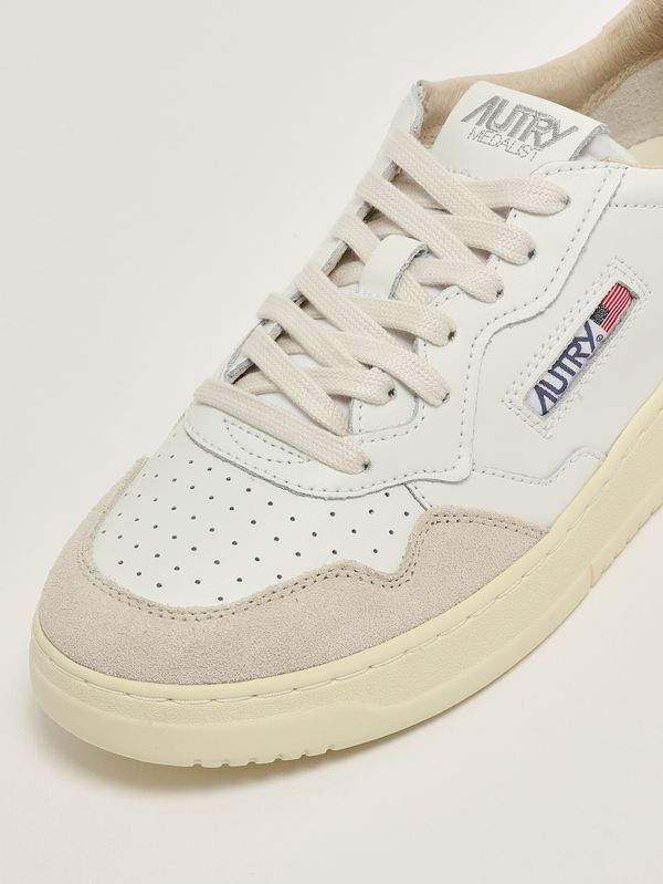 5. Sneakers uomo Medalist Low in pelle liscia e suede Bianco-Oliva Autry aulmls17