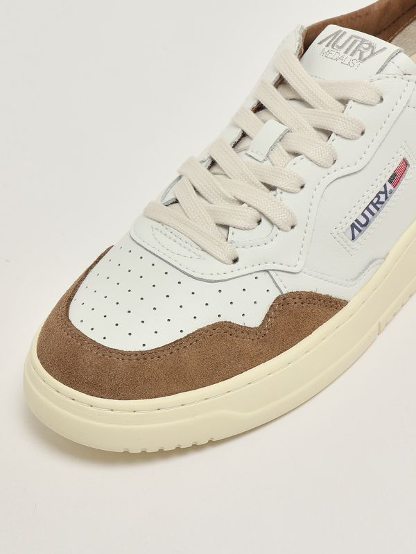 5. Sneakers uomo Medalist Low in pelle liscia e suede Bianco-Marrone Autry aulmft17