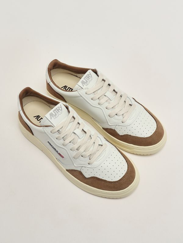2. Sneakers uomo Medalist Low in pelle liscia e suede Bianco-Marrone Autry aulmft17