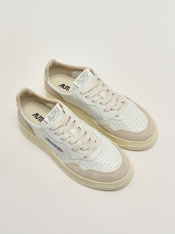 2. Sneakers donna Medalist Low in pelle liscia e suede White-Gold Autry aulwls75