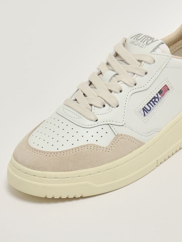 5. Sneakers donna Medalist Low in pelle liscia e suede White-Gold Autry aulwls75